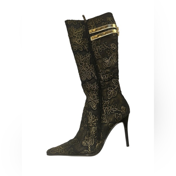 Colin Stuart boots us - Picture 2 of 12